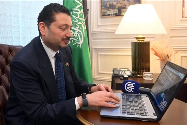 Suudi Arabistan'ın Ankara Büyükelçisi Abu Al-Nasr, oyunu "Depremin umudu" fotoğrafı için kullandı