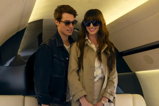 Filmde 41 yaşındaki Hathaway ve 29 yaşındaki Galitzine dışında Ella Rubin ve Annie Mumolo da rol alıyor (Amazon Prime Video)