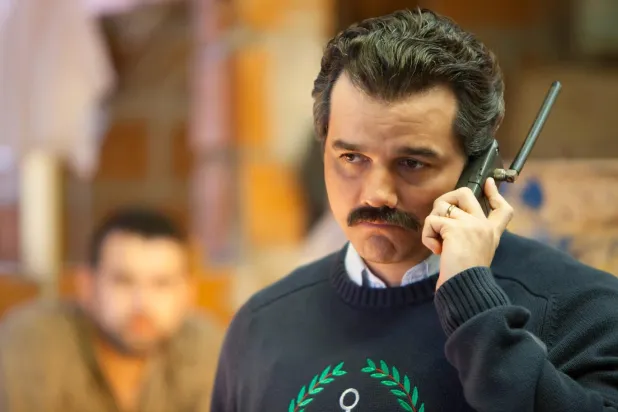 Chris Brancato, Netflix'in sevilen dizileri Narcos ve Narcos: Mexico'yu Carlo Bernard ve Doug Miro'yla birlikte yaratmıştı (Netflix)