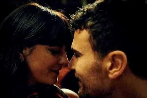 The Gentlemen'ın izleyicileri bu anın Susie ve Eddie arasındaki romantizme işaret ettiğini düşünüyor (Netflix)​​​​​​​