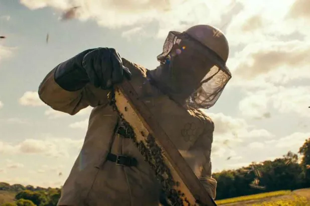 Sinema yazarlarından da övgü dolu yorumlar alan Arıcı: Ölüm Kovanı, eleştiri derleme sitesi Rotten Tomatoes'da 100 üzerinden 71 puana sahip (Amazon MGM Studios)