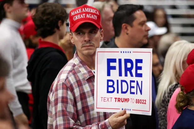 9 Mart'ta Georgia eyaletinde düzenlenen seçim mitingi sırasında Başkan Joe Biden aleyhine pankart tutan bir Trump destekçisi. (Reuters)