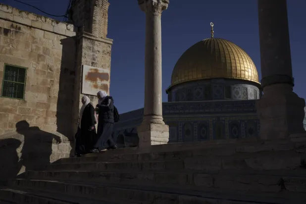 Müslüman kadınlar Mescid-i Aksa içinde yer alan Kubbetus-Sahra yakınında yürüyor (AP)