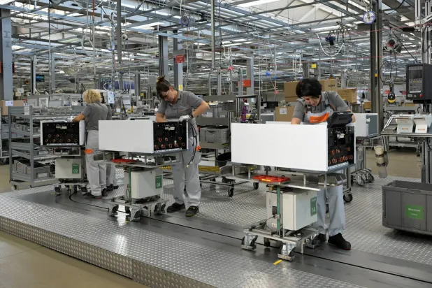 انخفض مؤشر مديري المشتريات لقطاع الصناعة الألمانية إلى 42.5 في فبراير من 45.5 في يناير (رويترز)