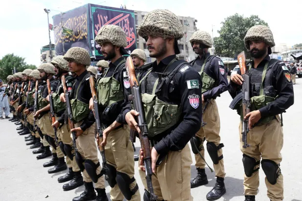 رجال أمن باكستانيون على طول طريق موكب حداد محرم خلال يوم عاشوراء في كراتشي باكستان (إ.ب.أ)