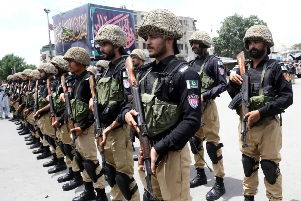 Pakistanlı güvenlik görevlileri Karaçi’de Muharrem yas alayı güzergahı boyunca duruyor (EPA)