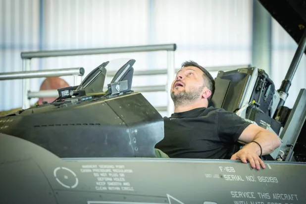 الرئيس الأوكراني يجلس في مقاتلة «إف 16» خلال زيارة للدنمارك في أغسطس الماضي (رويترز)