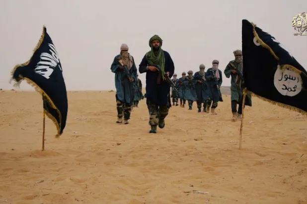مقاتلون من جماعة «نصرة الإسلام والمسلمين» التي تتبع «القاعدة» في صحراء مالي (مؤسسة الزلاقة ذراع القاعدة الإعلامية)