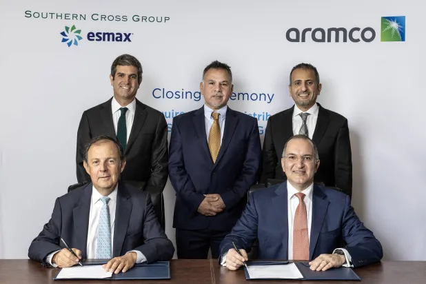 جانب من مراسم التوقيع على إكمال الصفقة (أرامكو السعودية)