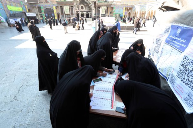 إيران... انتخابات بلا منافسة وتكتم على نسبة المشاركة