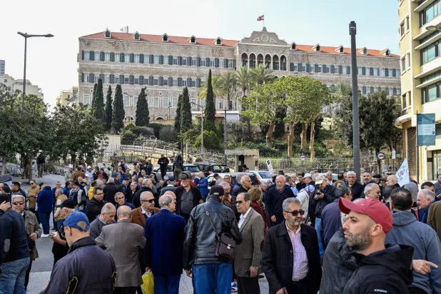 خلال تظاهرة للعسكريين المتقاعدين للمطالبة بتصحيح رواتبهم قبل أيام في وسط بيروت (إ.ب.أ)