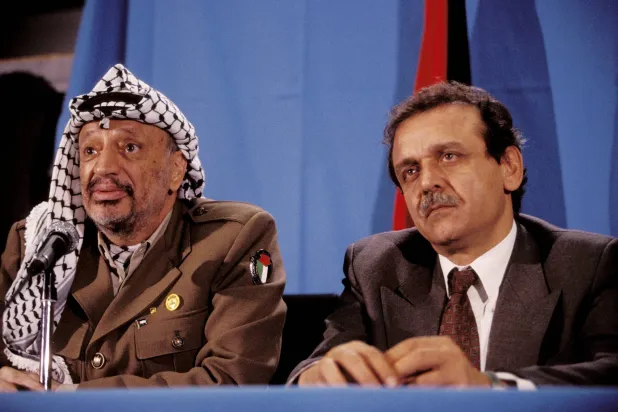 عرفات وإلى يساره ياسر عبد ربه عام 1993 (غيتي)