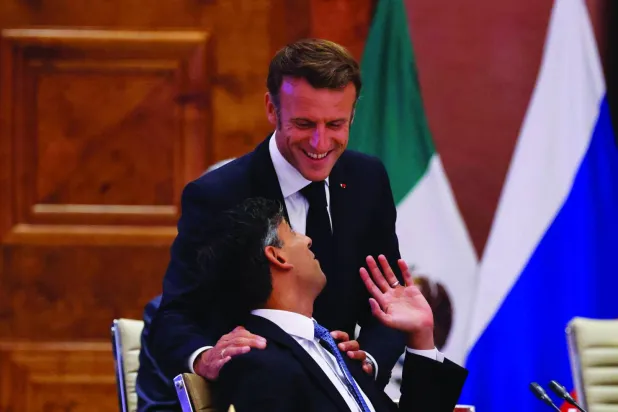 ماكرون وسوناك على هامش «قمة العشرين» في نيودلهي سبتمبر الماضي (أ.ف.ب)