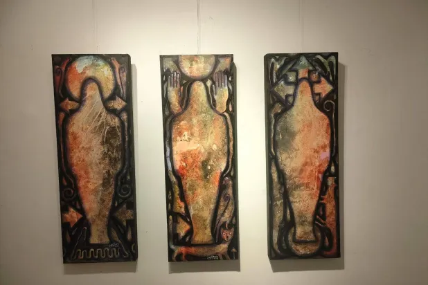 الفنان استخدم الأكفان كرموز للضحايا (الشرق الأوسط)