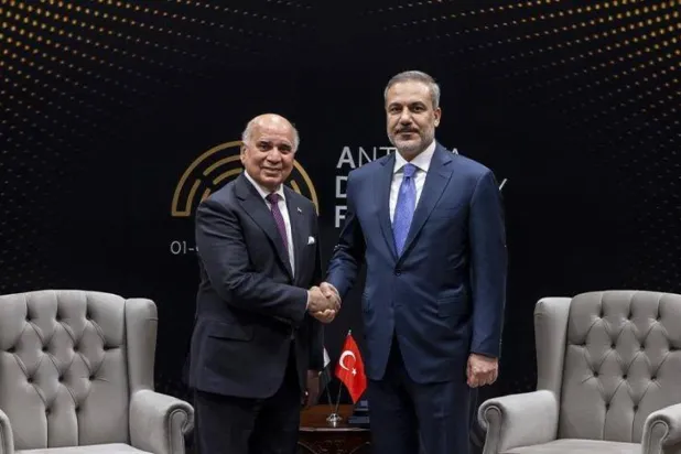 Antalya Diplomasi Forumu oturum aralarında Türkiye ve Irak Dışişleri Bakanları (Türkiye Dışişleri Bakanlığı)