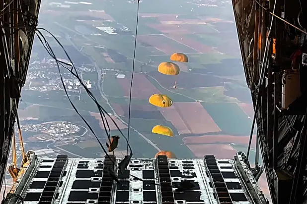 عمليات إنزال لمساعدات إغاثية مصرية فوق شمال غزة (المتحدث العسكري المصري على فيسبوك)