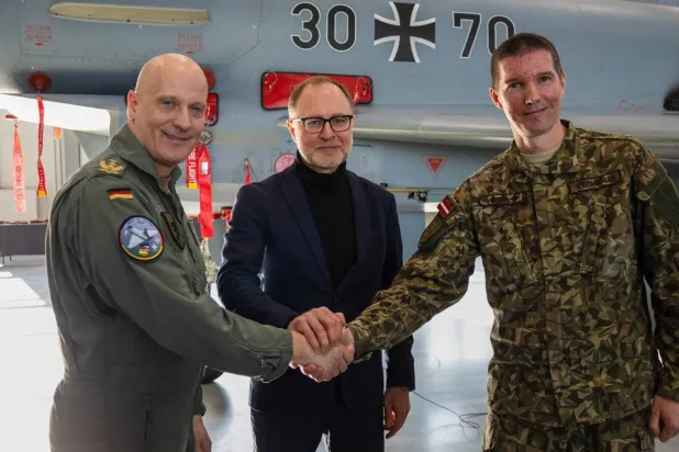 وزير الدفاع اللاتفي أندريس سبرودس (وسط) وقائد القوات الجوية الألمانية إنجو جيرهارتس (يسار) (حساب القوات الجوية الألمانية على إكس)