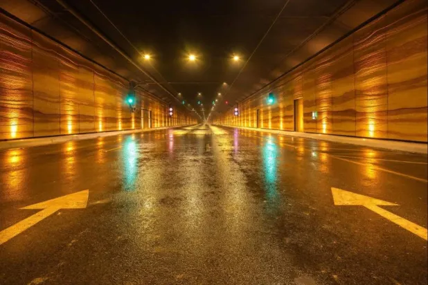 
 
تونل «اتوبان ابی بکر الصدیق» بخشی از پروژه پل سازی و تونل سازی به طول ۲۴۳۰ متر است که شمال و جنوب پارک ملک سلمان را به هم وصل می کند (واس)