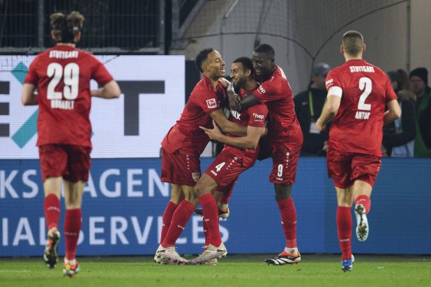 شتوتغارت يطارد البايرن بثلاثية في فولفسبورغ