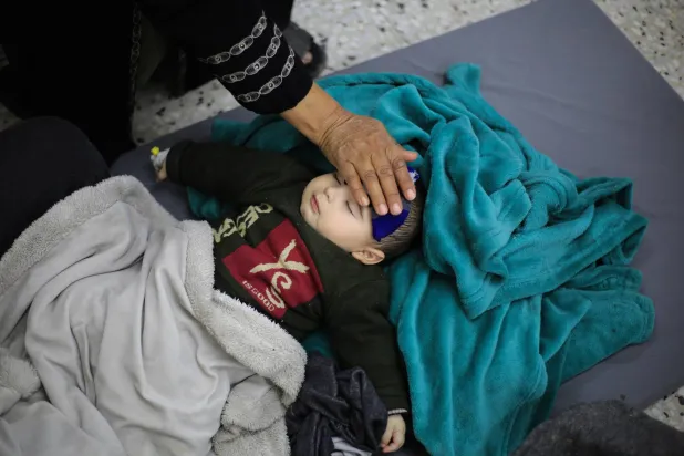 طفل فلسطيني يتلقى العلاج في مستشفى خاص بالأطفال برفح (د.ب.أ)