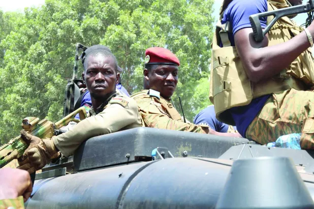 جنود من جيش بوركينا فاسو بمنطقة سوم على طول الحدود مع مالي نوفمبر 2019 (أ.ف.ب)