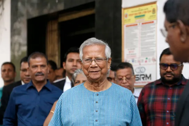 محمد يونس بعد تقديمه استئنافاً أمام المحكمة في دكا 3 مارس (آذار) 2024 (أ.ف.ب)