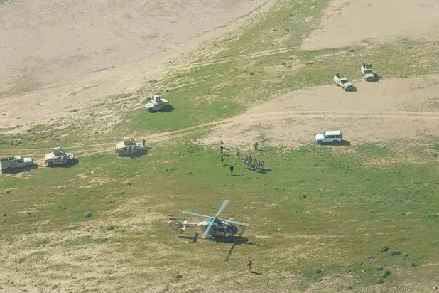 مروحية للجيش العراقي وعربات عسكرية في صحراء غرب العراق (خلية الإعلام الأمني)