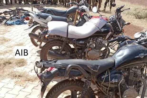 أسلحة ومعدات صادرها الجيش خلال عملية عسكرية لتدمير قاعدة إرهابية (وكالة بوركينا فاسو للأنباء)