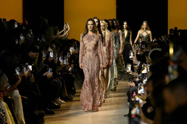 لقطة من آخر عرضه لخريف وشتاء 2024-2025 (أ.ف.ب)