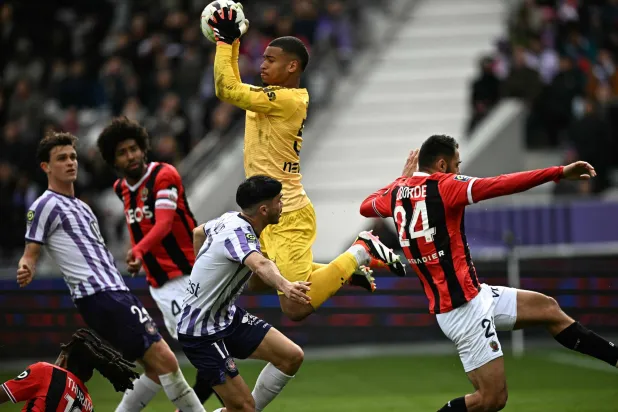 غيوم ريستس حارس تولوز يتصدى لإحدى كرات نيس (أ.ف.ب)