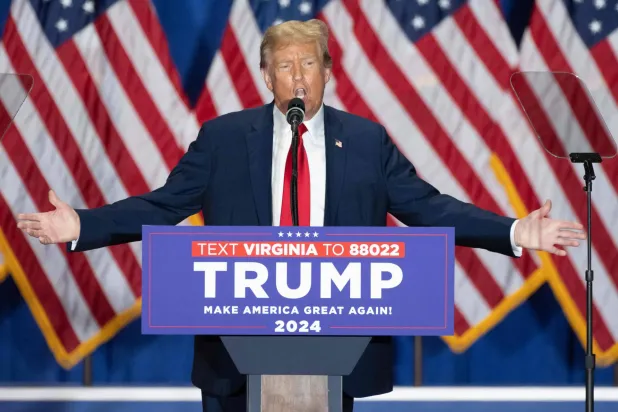الرئيس الأميركي السابق دونالد ترمب يتحدث خلال تجمع انتخابي في ريتشموند بولاية فرجينيا السبت (أ.ف.ب)