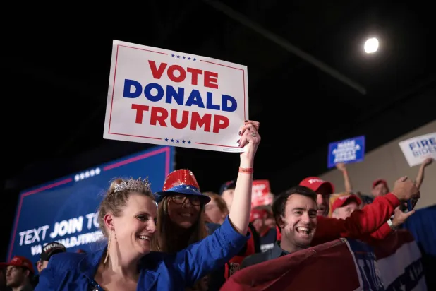 أنصار دونالد ترمب يهتفون له خلال تجمع انتخابي في ريتشموند، بولاية فيرجينيا السبت (أ.ف.ب)