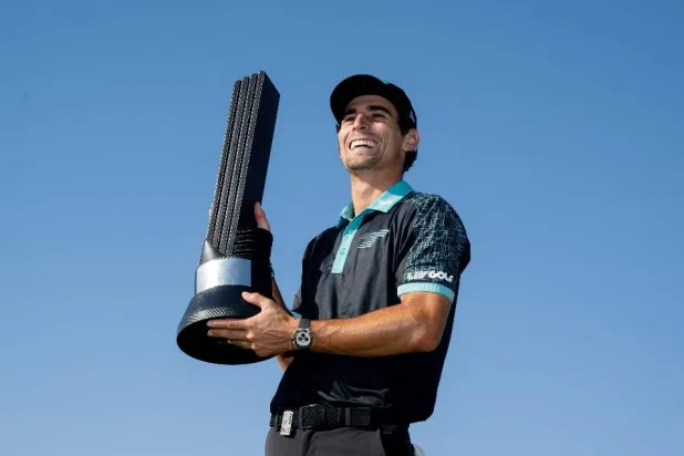 خواكين نيمان خلال تتويجه بلقب البطولة (ليف غولف)