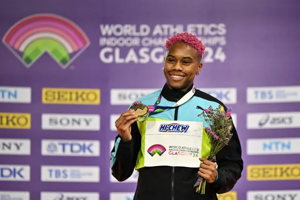 ديفين تشارلتون فازت بذهبية سباق 60 متراً حواجز (أ.ف.ب)