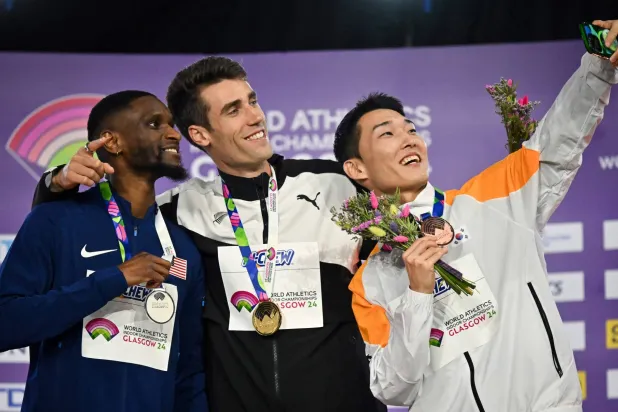 هاميش كير يحتفل بذهبيته برفقة زملائه في المراكز الثلاثة الأولى (أ.ف.ب)