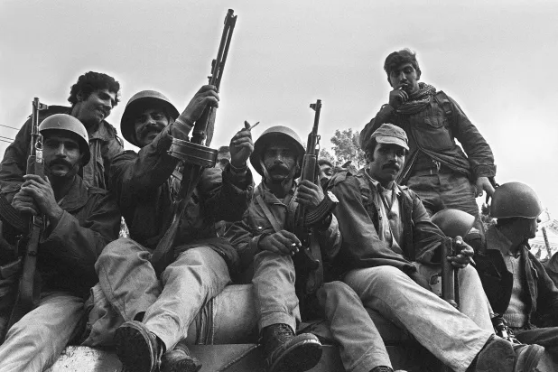 سربازان سوری، اعضای نیروی مشترک حافظ صلح عربی "کلاه سبزها" در لبنان، سوار بر تانک ساخت روسیه، 15 نوامبر 1976 در بیروت (گتی)