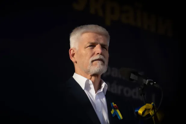 رئيس الجمهورية التشيكي بيتر بافيل يلقي كلمة في براغ 24 فبراير بمناسبة مرور عامين على الغزو الروسي لأوكرانيا (أ.ف.ب)