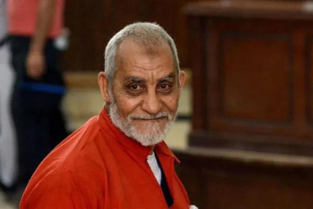 محمد بديع خلال إحدى جلسات محاكمته (أرشيفية)