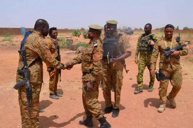 تلقي التعازي بين العسكريين (وكالة أنباء بوركينا فاسو الرسمية)