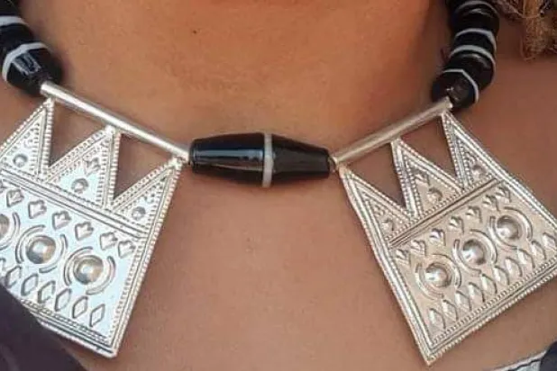 قلادة تُستخدم لزينة المرأة السودانية