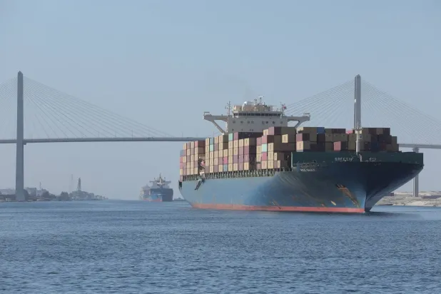 سفينة حاويات تمر عبر قناة السويس التي تأثرت بتحويل شركات السفن لطريق الرجاء الصالح (رويترز)