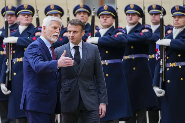 رئيس جمهورية التشيك بيتر بافيل (يسار) يستقبل نظيره الفرنسي إيمانويل ماكرون في قلعة براغ (أ.ب)