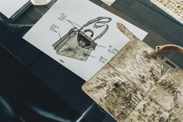 ركز كوما على قطع أيقونية مثل حقيبتي «بيكابو» و«باغيت» وحذاء «فلو»