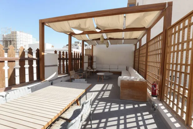 جلسة خارجية لجناح مطل على المنطقة التاريخية