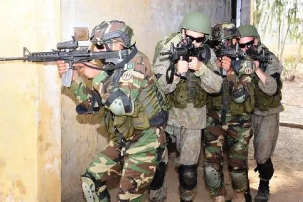 قوة من الجيش الباكستاني خلال عملية في المناطق القبلية (الجناح الإعلامي للجيش الباكستاني)