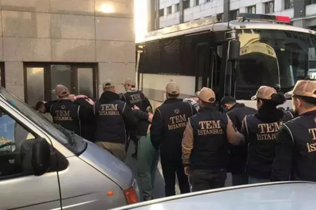 صورة موزعة من وزارة الداخلية التركية أثناء اقتياد عناصر من قوات مكافحة الإرهاب بمديرية أمن إسطنبول لعملاء «الموساد» الموقوفين