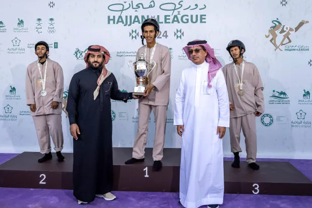 من مراسم تتويج الفائزين في نهائي دوري هجان السعودي (الشرق الأوسط)
