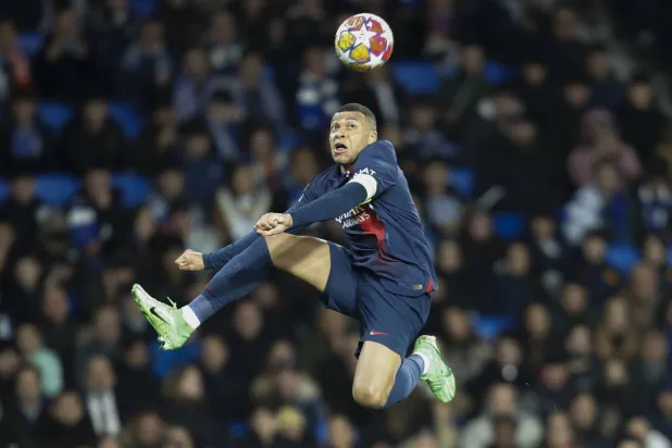 تسديدة مبابي مزَّقت شباك سوسيداد لتتوقف المباراة لدقائق (إ.ب.أ)