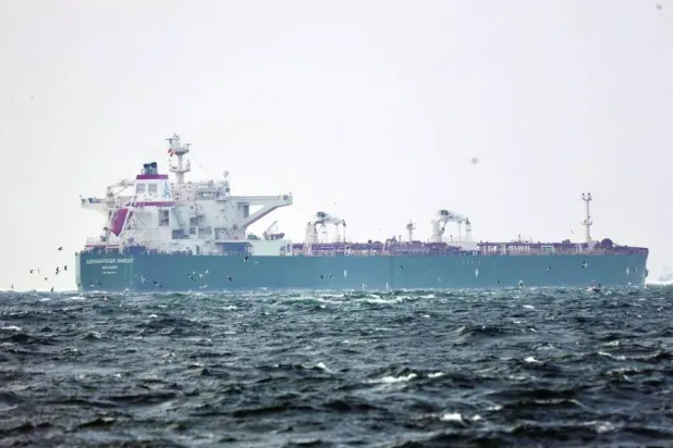 الناقلة «أدفانتدج سويت» المحتجزة لدى إيران، أثناء إبحارها بالقرب من إسطنبول في يناير العام الماضي (رويترز)