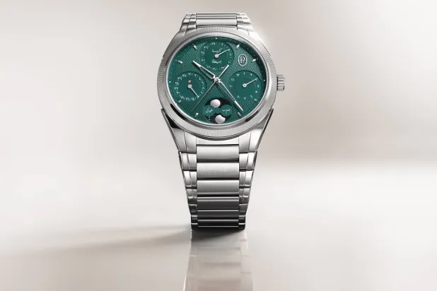 يعرض الميناء الفرعي أيضاً شكل القمر في نصفي الكرة الأرضية الشمالي والجنوبي (بارميجياني فلورييه)